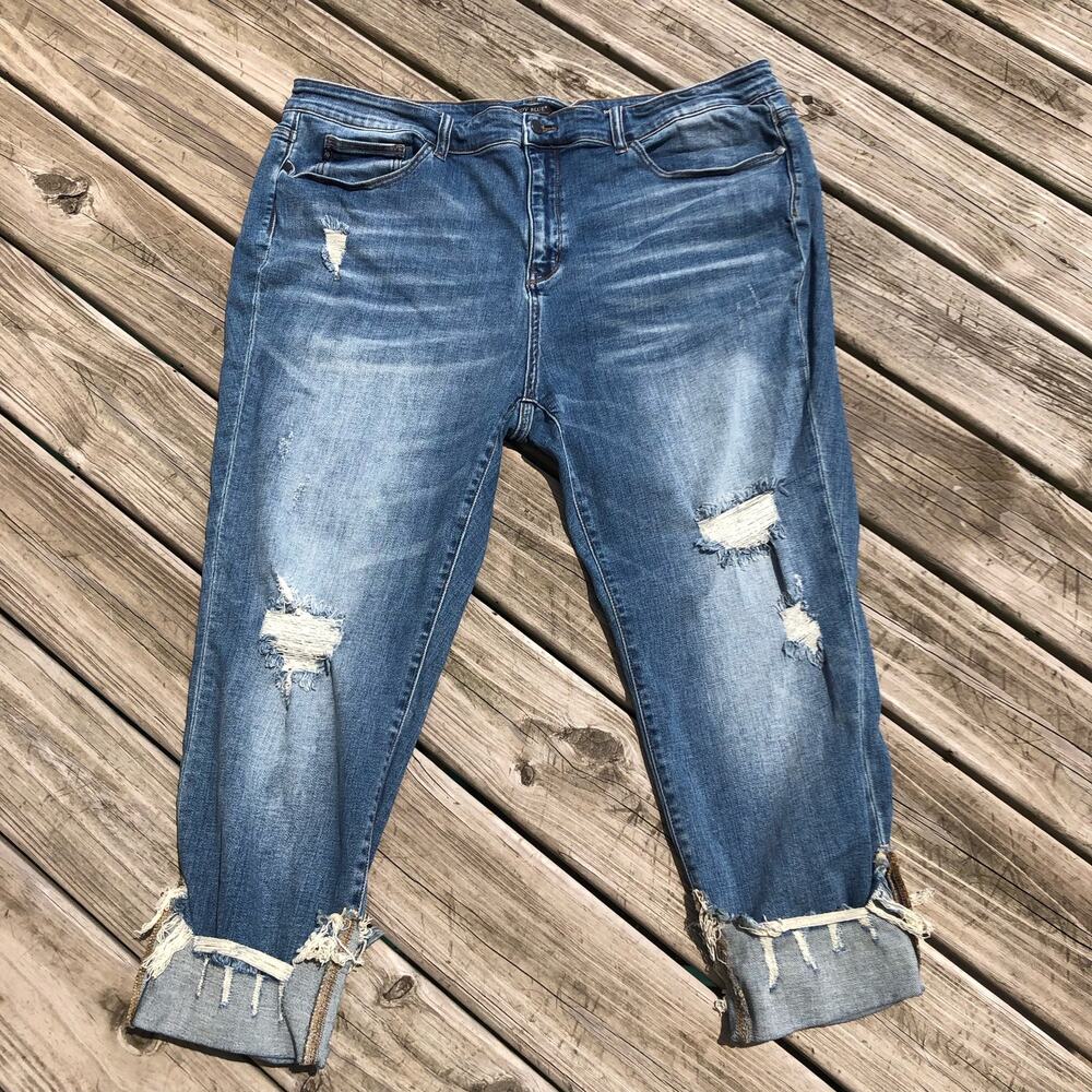 Judy Blue Straight Fit High Rise Distressed Frayed Hem Capri womens 24W